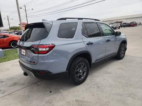 Used 2025 Honda Pilot TrailSport image 4
