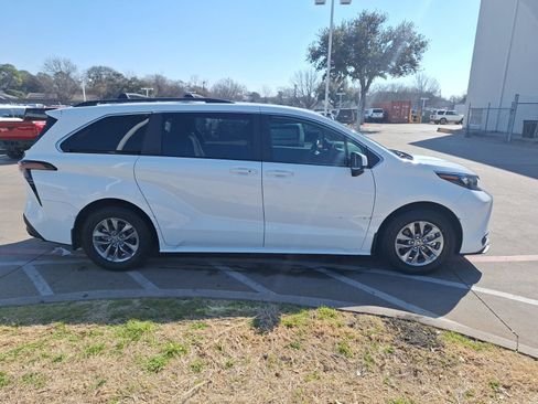 Used 2024 Toyota Sienna LE w/ LE Plus Package image 7