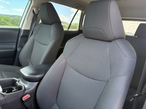 Used 2022 Toyota RAV4 LE FWD image 9