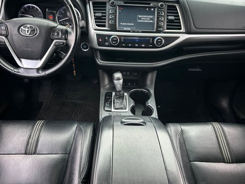 Used 2017 Toyota Highlander SE image 4