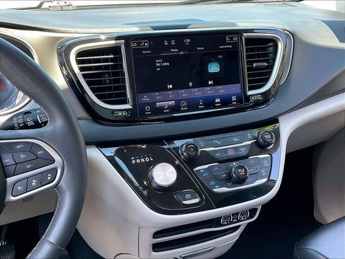 Used 2023 Chrysler Pacifica Touring-L FWD image 18