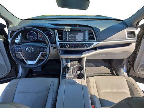 Used 2018 Toyota Highlander Limited Platinum AWD/4WD image 12