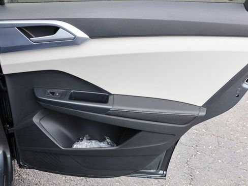 Used 2025 Volkswagen Taos SE image 31