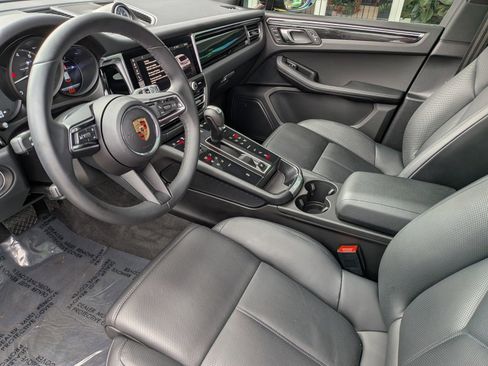 Used 2025 Porsche Macan image 4