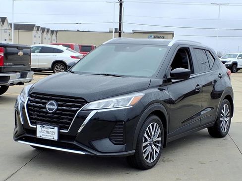 Used 2023 Nissan Kicks SV image 2