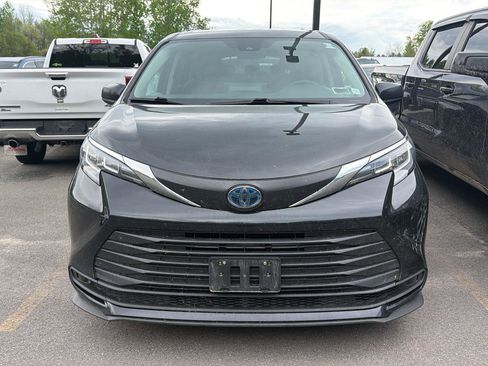 Used 2022 Toyota Sienna LE AWD/4WD image 2