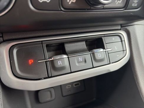 Used 2023 GMC Acadia SLE FWD image 17