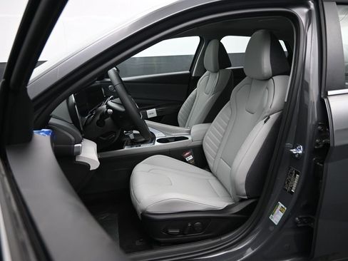 Used 2025 Hyundai Elantra Limited image 26