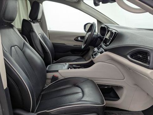 Used 2023 Chrysler Pacifica Limited FWD image 19