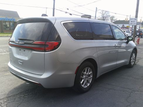 Used 2024 Chrysler Pacifica Touring-L FWD image 5