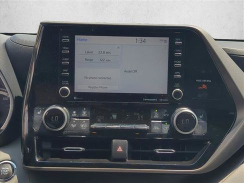 Used 2022 Toyota Highlander XLE AWD/4WD image 17