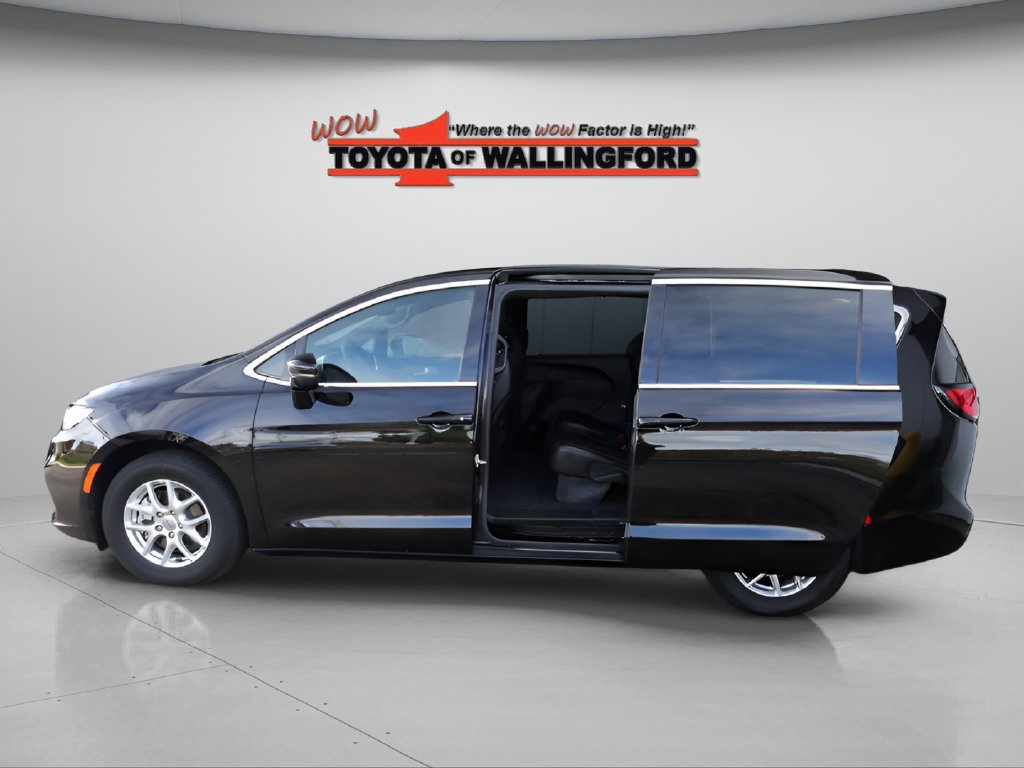 Used 2025 Chrysler Pacifica Select FWD image 3