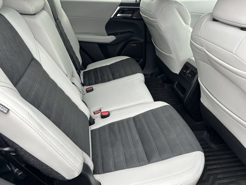 Used 2025 Mitsubishi Outlander SE FWD image 9