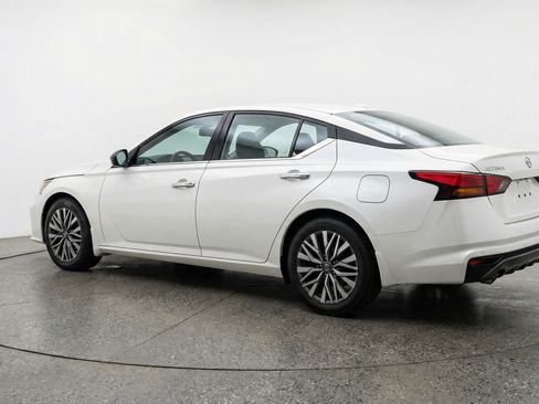 Used 2025 Nissan Altima 2.5 SV FWD image 6