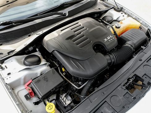 Used 2018 Chrysler 300 Limited image 45