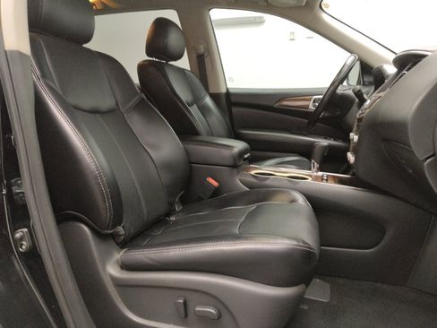 Used 2020 Nissan Pathfinder Platinum image 21