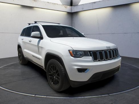 Used 2018 Jeep Grand Cherokee Laredo RWD image 2