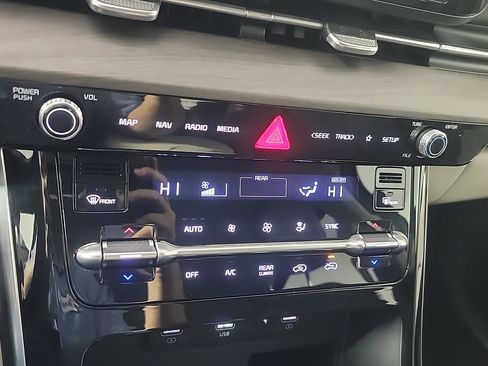 Used 2024 Kia Carnival EX image 33