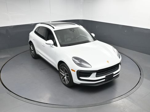 Used 2022 Porsche Macan image 39
