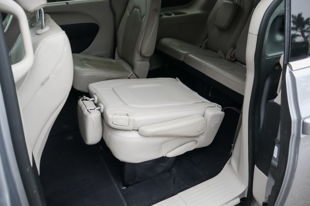 Used 2021 Chrysler Pacifica Touring-L FWD image 44