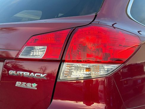 Used 2011 Subaru Outback 2.5i Limited w/ PWR Moonroof Pkg image 31