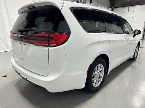 Used 2023 Chrysler Pacifica Touring-L image 7