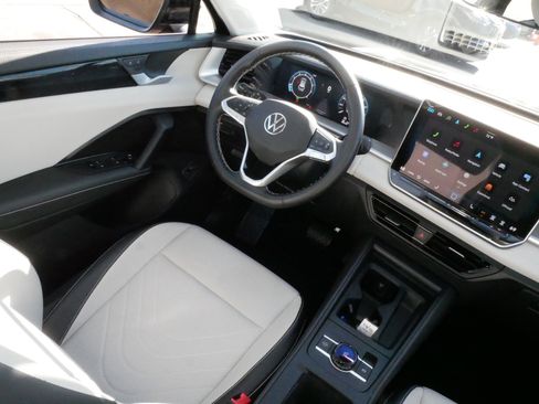 Used 2025 Volkswagen Tiguan SE AWD/4WD image 9