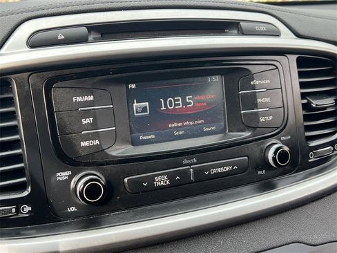 Used 2016 Kia Sorento LX image 21