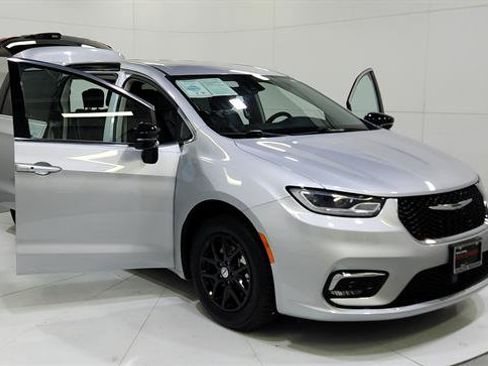 Used 2024 Chrysler Pacifica Touring-L FWD image 48