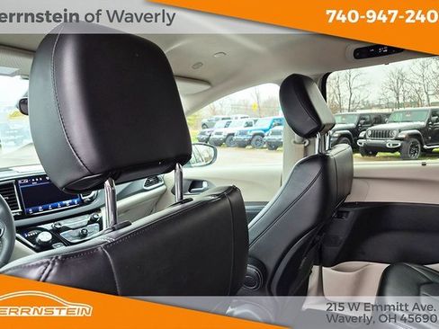 Used 2023 Chrysler Pacifica Touring-L image 25