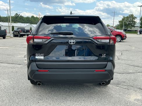 Used 2023 Toyota RAV4 LE AWD/4WD image 5