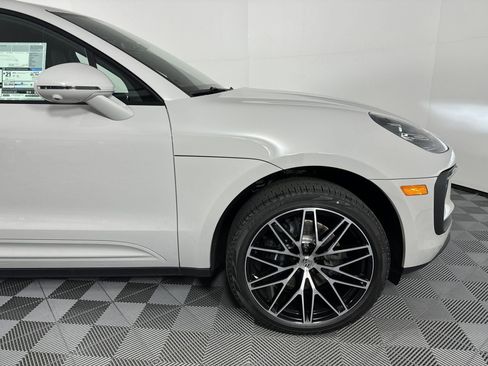 Certified 2025 Porsche Macan image 12