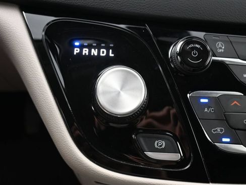 Used 2023 Chrysler Pacifica Touring-L FWD image 15