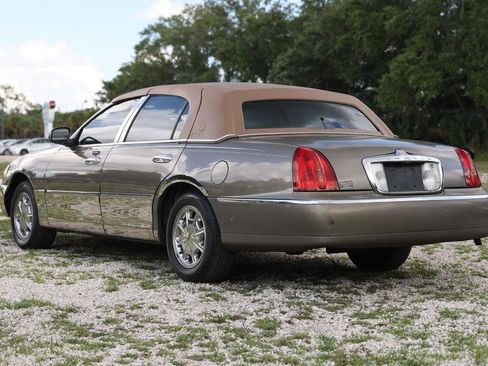 Used 2001 Lincoln Town Car Signature RWD image 5