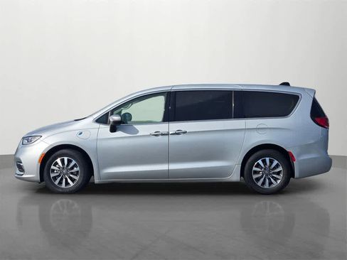 Used 2023 Chrysler Pacifica Touring-L image 3