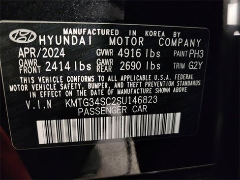 Used 2025 Genesis G70 2.5T image 32