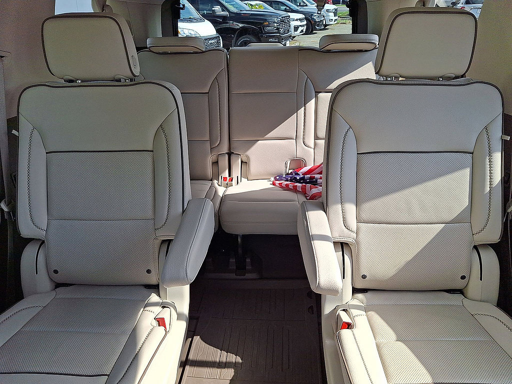 Used 2024 GMC Yukon Denali w/ Advanced Technology Package AWD/4WD image 13