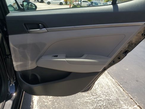 Used 2017 Hyundai Elantra SE image 34