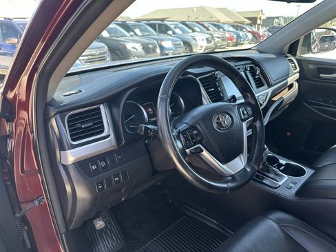 Used 2017 Toyota Highlander Limited image 12