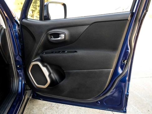 Used 2017 Jeep Renegade Latitude w/ Cold Weather Group image 42