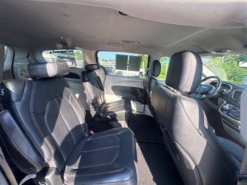 Used 2019 Chrysler Pacifica Touring-L FWD image 9