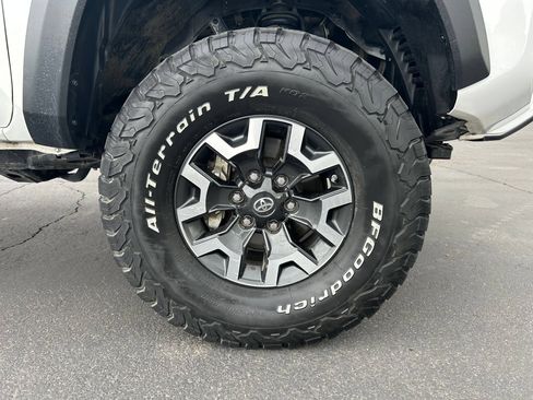 Used 2023 Toyota Tacoma TRD Off-Road w/ Advanced Technology Package AWD/4WD image 31