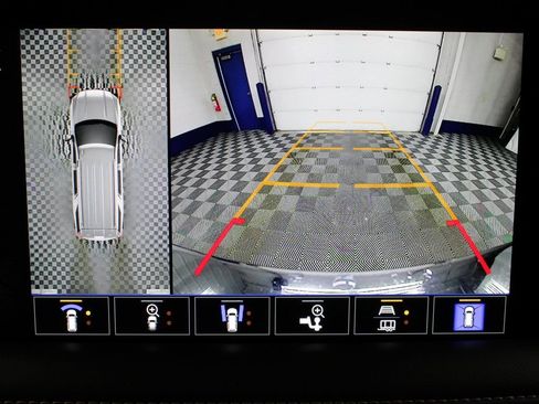 Used 2024 GMC Yukon XL SLT w/ SLT Luxury Package image 16