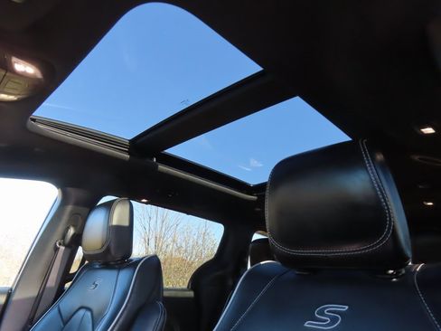 Certified 2025 Chrysler Pacifica Limited image 5