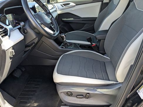 Used 2025 Volkswagen Taos SE image 11