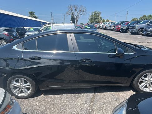 Used 2018 Chevrolet Cruze LT w/ Convenience Package image 5