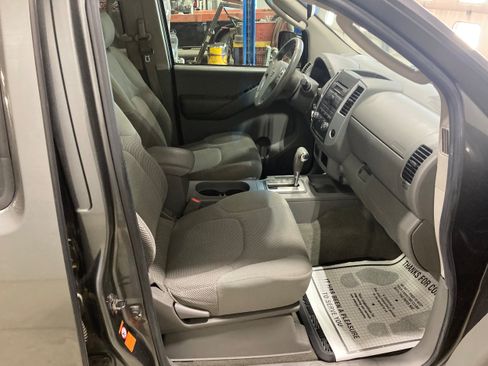 Used 2009 Nissan Frontier SE w/ SE Value Truck Pkg RWD image 4