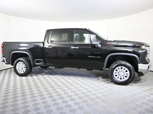 Used 2025 Chevrolet Silverado 3500 LTZ w/ LTZ Convenience Package AWD/4WD image 9