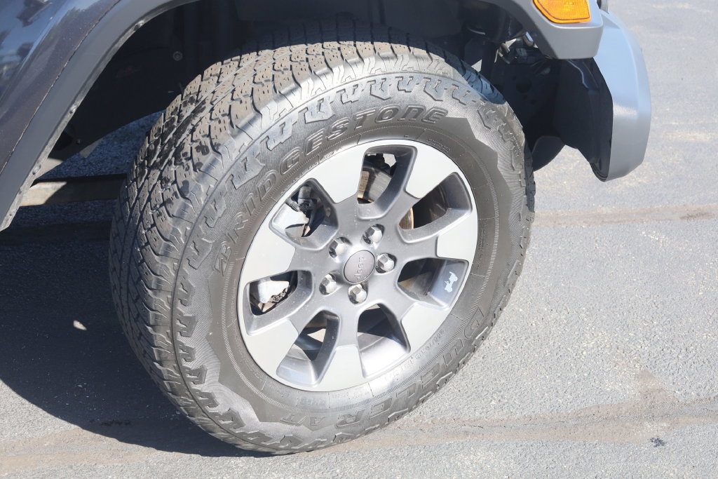 Used 2018 Jeep Wrangler Unlimited Sahara w/ Cold Weather Group AWD/4WD image 18