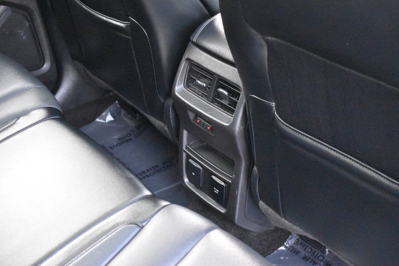 Used 2018 Ford Edge Titanium w/ Equipment Group 301A AWD/4WD image 16